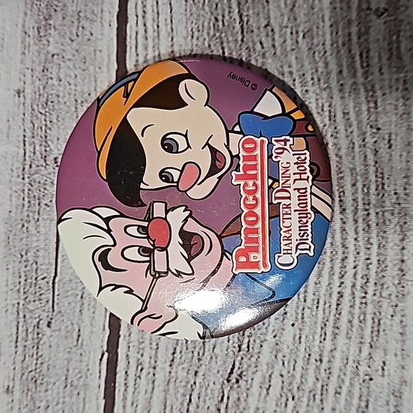 Vintage Disney buttons/pins - Picture 6 of 7